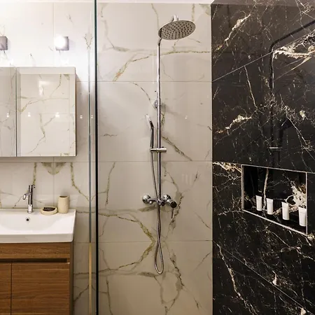 Apartment Four Lakes Luxury Amintaio