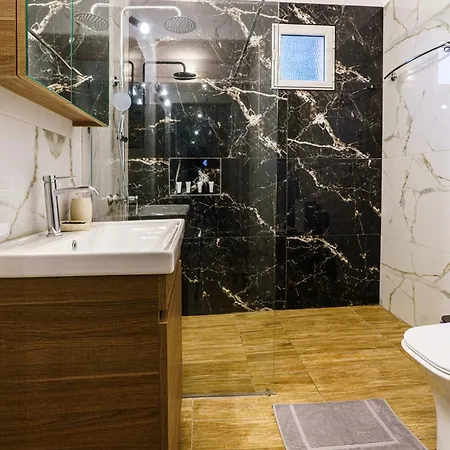 Four Lakes Luxury